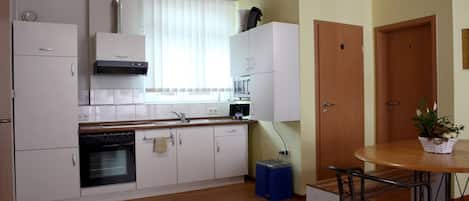 Jääkaappi, mikroaaltouuni, uuni, liesi