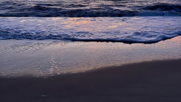 A beach with waves and a sunset. - Apartment 'Jan, 35qm' with Balcony (Horumersiel-Schillig)