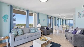 Apartamento Signature, 3 habitaciones, balcón, frente a la playa | Sala de estar | Smart TV de 55 pulgadas con canales por satélite