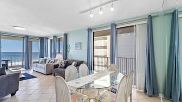 Condo com design assinado, 3 quartos, sacada, de frente para a praia | Opções para refeição no quarto