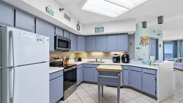 Condo com design assinado, 3 quartos, sacada, de frente para a praia | Cozinha privada | Geladeira, micro-ondas, fogão, cooktop