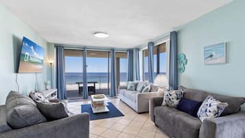 Apartamento Signature, 3 habitaciones, balcón, frente a la playa | Sala de estar | Smart TV de 55 pulgadas con canales por satélite