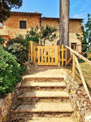 المنطقة المحيطة بالمنشأة