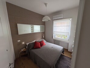 1 bedroom, free WiFi, bed sheets - Urban Escape in Caprera Square, quiet, modern and with a nice terrace (Roma)
