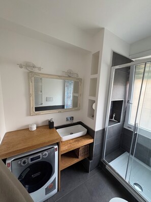 Hair dryer, bidet, towels, soap - Urban Escape in Caprera Square, quiet, modern and with a nice terrace (Roma)