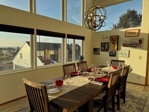 Dining - Fillabuster Bay, No gridlock, just endless relaxation! Enjoy beautiful sunsets! (Yachats)