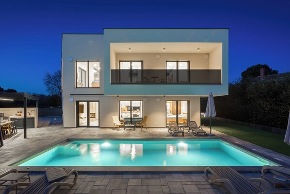 Een buitenzwembad en een verwarmd zwembad