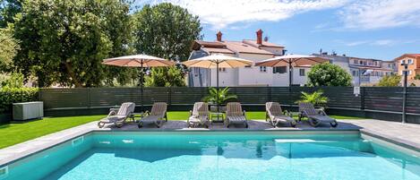 Piscina all'aperto, una piscina riscaldata