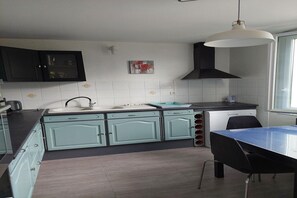 Kühlschrank, Mikrowelle, Herdplatte, Geschirrspüler