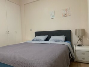 2 bedrooms, iron/ironing board, WiFi, bed sheets - 200 meters to sea (Meneou)