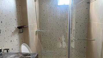 Kamar Single Basic, pemandangan kota | Kamar mandi | Shower, pengering rambut, handuk, dan sabun