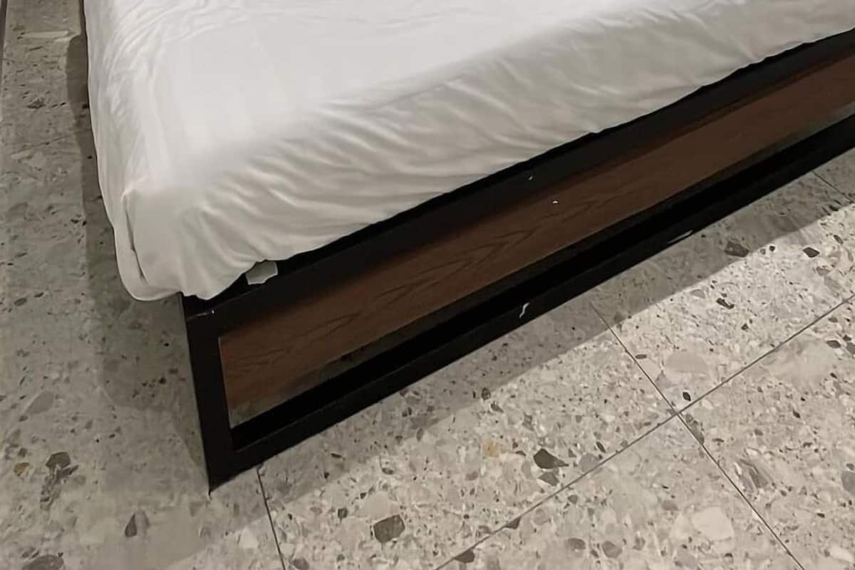 Escritorio, espacio para trabajar con laptop y wifi gratis