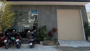 Un edificio de varios pisos con un letrero que dice "HOTEL BÌNH MINH".