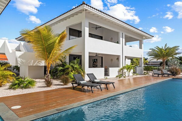 Pool - Luxurious new apartment with tropical garden and swimming pool (Jan Thiel)