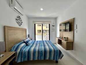 2 quartos, escrivaninha, ferros/tábuas de passar roupa, berço de viagem