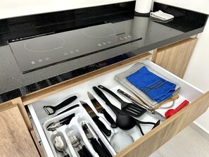 Réfrigérateur, micro-ondes, plaque de cuisson, cafetière/bouilloire