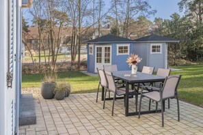 Outdoor dining - Modern vacation home with sauna & garden - quiet & comfortable in the countryside (Zirchow)