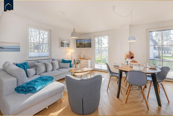 Televisio, pöytätennispöytä, kirjoja