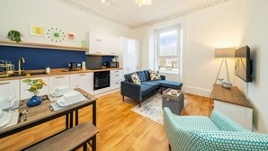 Un apartamento moderno con cocina, comedor y sala de estar.