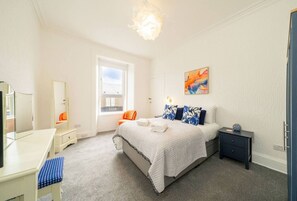 Desk, iron/ironing board, travel cot, free WiFi - No 69 Gray Street (Broughty Ferry, Dundee)