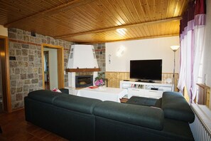 Fernseher, Kamin, Stereoanlage