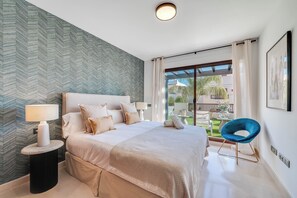 3 slaapkamers, een strijkplank/strijkijzer, internet, beddengoed