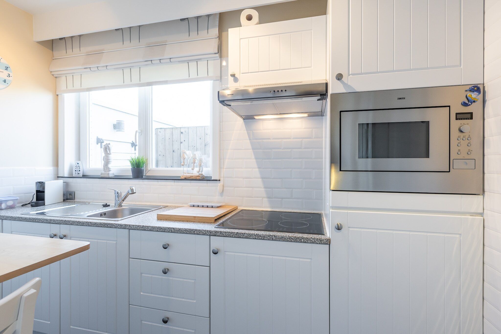 Frigorífico, microondas, horno y placa de cocina