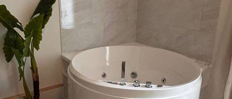 Douche, serviettes fournies, savon, papier toilette