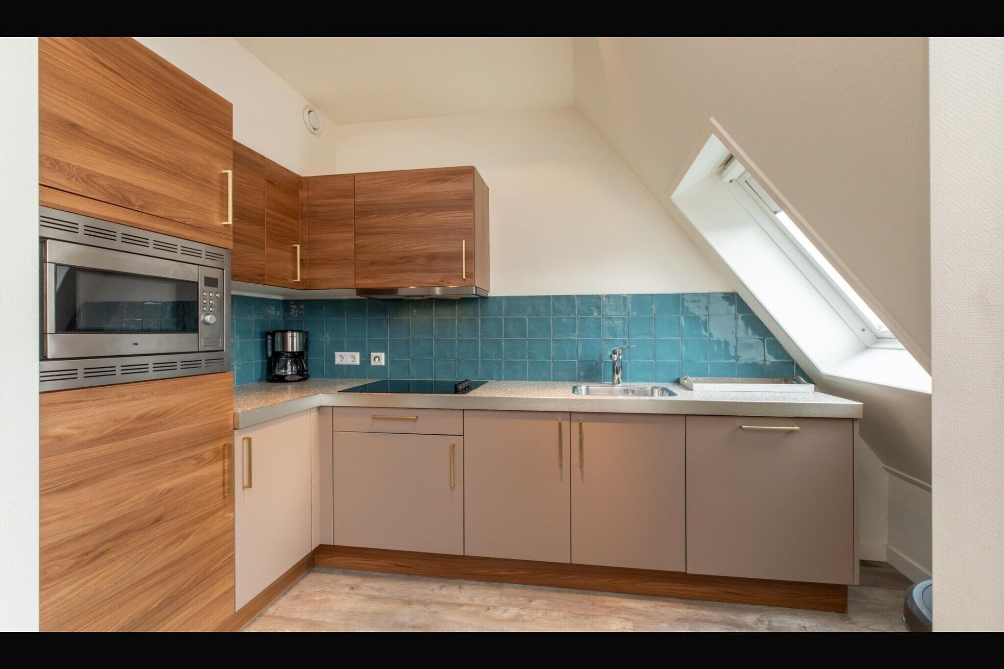 Réfrigérateur, micro-ondes, plaque de cuisson, lave-vaisselle