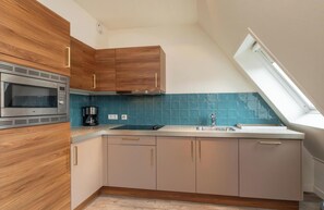 Réfrigérateur, micro-ondes, plaque de cuisson, lave-vaisselle