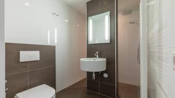 Een douche, handdoeken