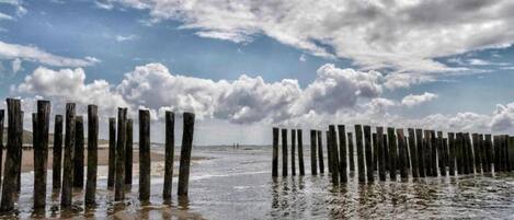 På stranden