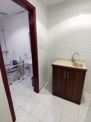 Badewanne und Dusche (separat), Handtücher, Seife, Shampoo