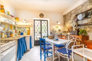 Fridge, microwave, oven, stovetop - Villa in Termini with 3 bedrooms sleeps 6 (Termini)