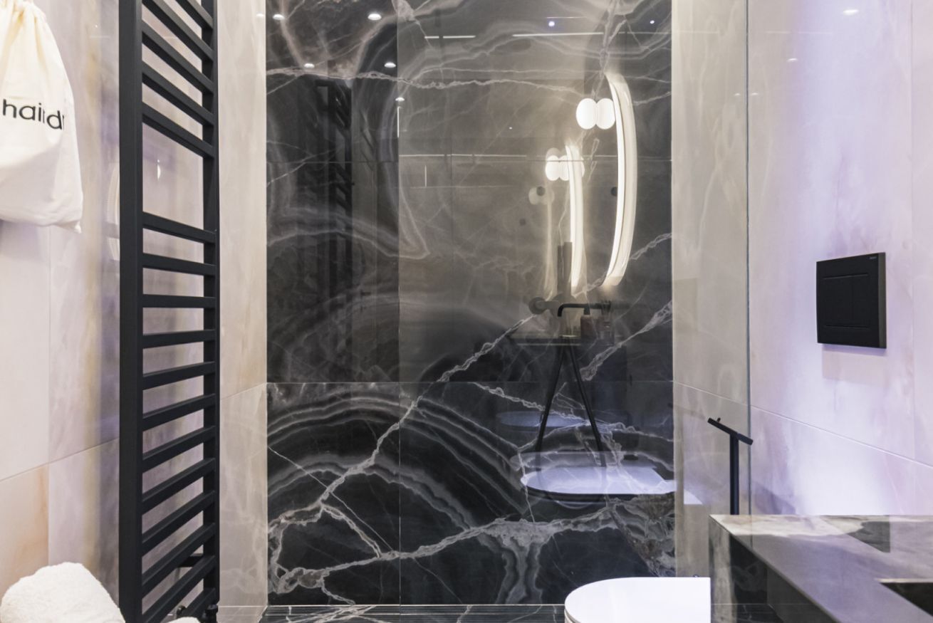 Douche, sèche-cheveux, bidet, serviettes fournies