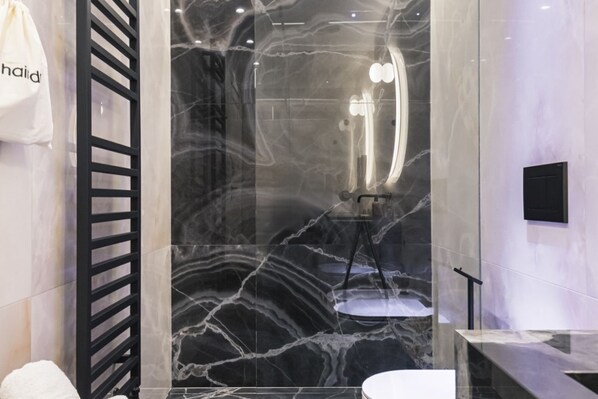 Douche, séchoir à cheveux, bidet, serviettes fournies