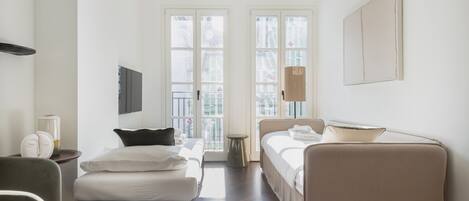 1 dormitorio, tabla de planchar con plancha, wifi y ropa de cama