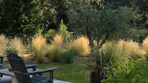 Eine Holzterrasse mit Sitzgelegenheiten und Kübelpflanzen.