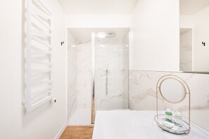 Ducha, secador de pelo, bidet, toallas