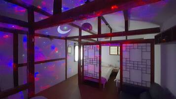 2 bedrooms, desk, WiFi, bed sheets