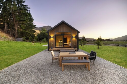 Cozy Cabin called The Lake Hayes Hut, situated in Queenstown