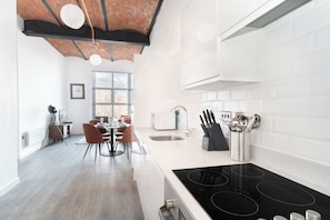 Fridge, microwave, oven, stovetop - Fabulous 2BED Manchester Apartment Close to Etihad (Manchester)