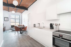 Réfrigérateur, four à micro-ondes, un four, surface de cuisson