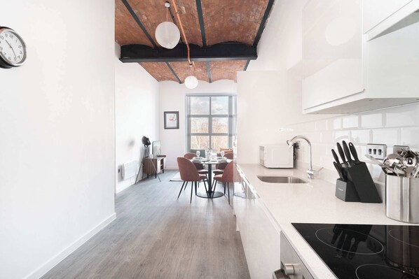 Kjøleskap, mikrobølgeovn, ovn og kokeplater