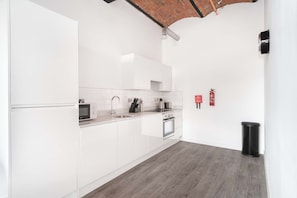 Fridge, microwave, oven, stovetop - Fabulous 2BED Manchester Apartment Close to Etihad (Manchester)