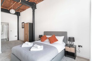 2 soverom, skrivebord, strykejern/-brett og wi-fi