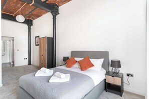 2 soverom, skrivebord, strykejern/-brett og wi-fi