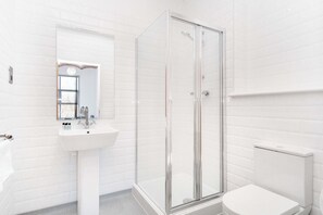 Dusj, hårføner og håndklær