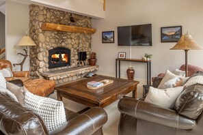 Televisión y chimenea 
