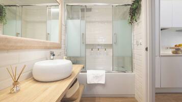 Boblebadekar, hårtørrer, bidet, håndklæder